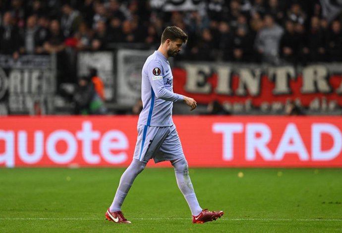 07 April 2022, Hessen, Frankfurt/M.: Barcelona's Gerard Pique leaves the pitch with an injury during the UEFA Europa League quarterfinal first leg soccer match between Eintracht Frankfurt and FC Barcelona at Deutsche Bank Park. Photo: Arne Dedert/dpa