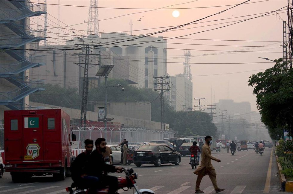 Archivo - Un grupo de personas en la ciudad de Lahore, en Pakistán