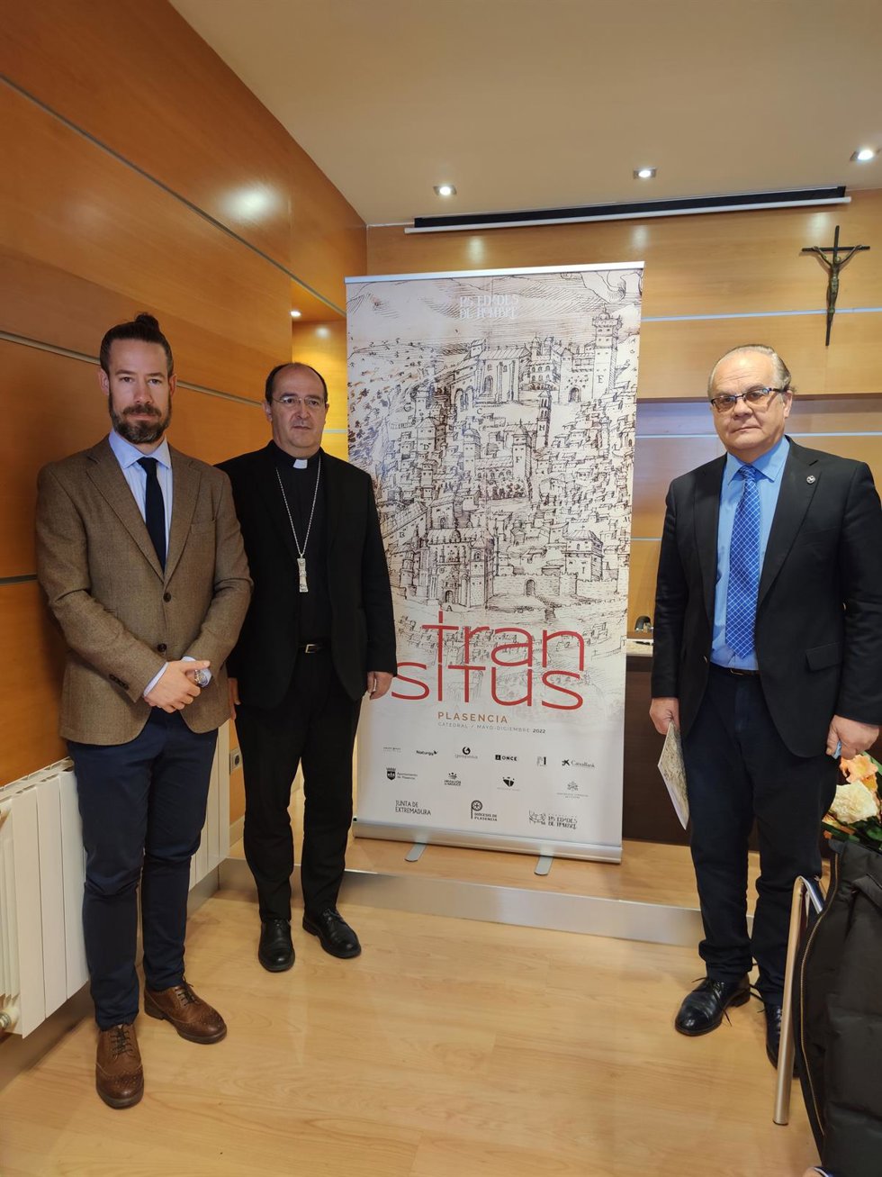 El obispo de Coria-Cáceres, Jesús Pulido, y responsables de Las Edades del Hombre presentan las ocho piezas que la diócesis aporta a la muestra