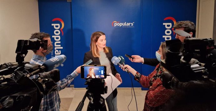 La presidenta del PP de Baleares, Marga Prohens, atiende a los medios en la sede de la formación.