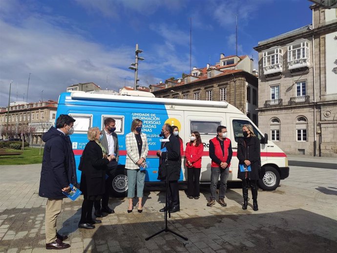 La conselleira de Política Social, Fabiola García, ha presentado este miércoles en A Coruña la oficina itinerante de asesoramiento a familias de refugiados ucranianos que recorrerá durante tres meses las grandes ciudades gallegas