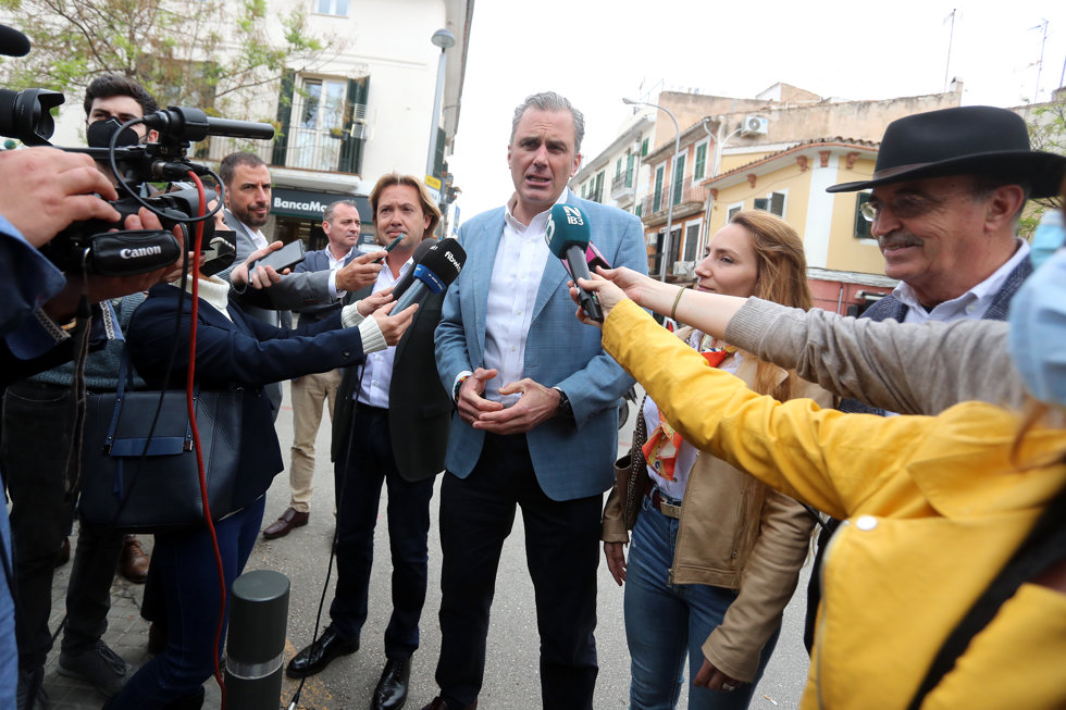 El secretario general de VOX, Javier Ortega Smith, interviene ante los medios de comunicación a su llegada al mercado de Santa Catalina, a 20 de abril de 2022, en Palma de Mallorca, Islas Baleares (España). 