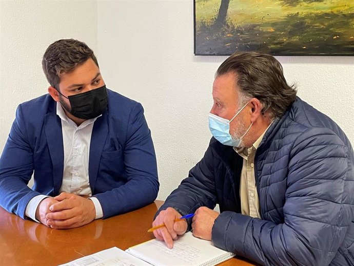 Miguel Rodríguez con el alcalde de Olvera.