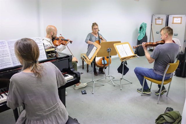 Un grupo de músicos en un ensayo con ocasión del ciclo de cámara de la ROSS dedicado al romanticismo de Fauré y Schumann.