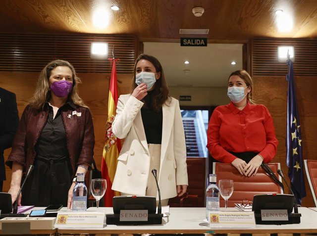 (I-D) La delegada del Gobierno contra la Violencia de Género, Victoria Rosell; la ministra de Igualdad, Irene Montero; y la secretaria de Estado de Igualdad y contra la Violencia de Género, Ángela Rodríguez