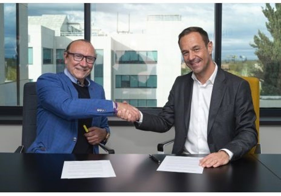 El director general de Renault en España, Sébastien Guigues, y el director de Recalvi, Chema Rodríguez