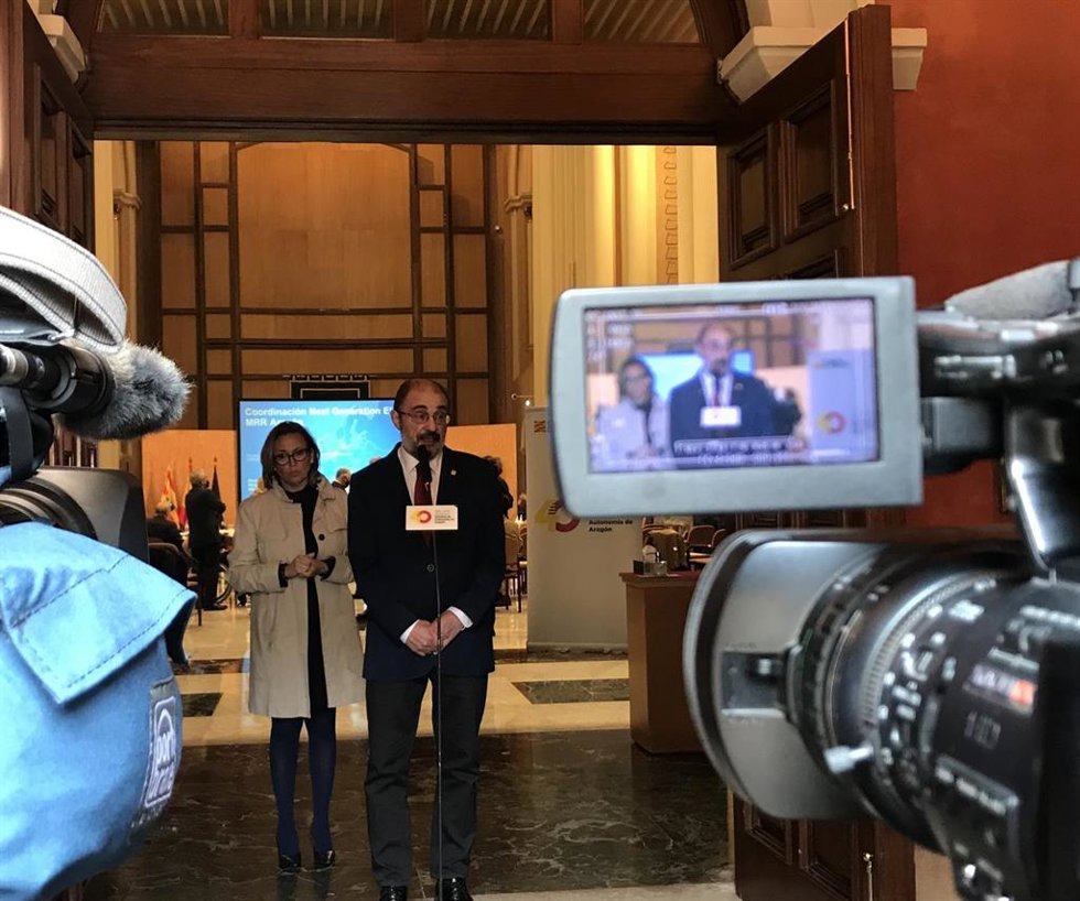 El presidente del Gobierno de Aragón, Javier Lambán, a las puertas de la sala de la Corona, con la consejera de Presidencia, Mayte Pérez