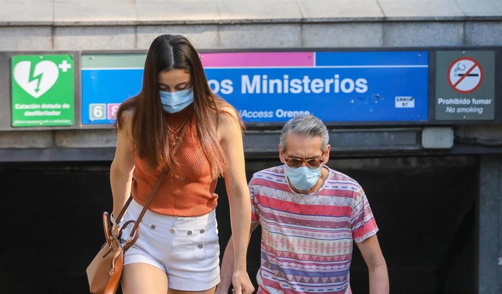 Archivo - Varias personas salen del Metro en las inmediaciones de Nuevos Ministerios.