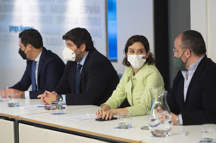 (I-D) El presidente de la Junta de Andalucía, Juanma Moreno; el presidente de la Región de Murcia, Fernando López Miras; la presidenta de la Comunidad de Madrid, Isabel Díaz Ayuso; y el presidente del PP de Cataluña, Alejandro Fernández