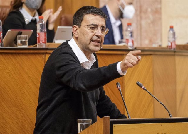El portavoz del Grupo Socialista en la Comisión de Presidencia, Administración Pública e Interior del Parlamento andaluz, Mario Jiménez, en una foto de archivo en el Pleno de la Cámara.