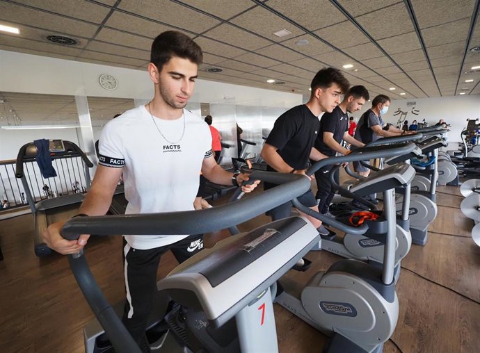 Varias personas practican deporte, sin mascarilla, en cintas de correr, el día en que ha entrado en vigor el decreto que pone fin al uso de la mascarilla en la mayoría de interiores