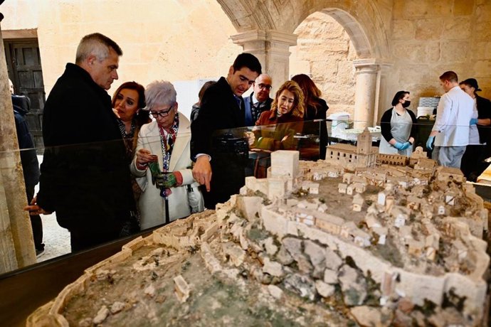 El alcalde de Alcalá la Real, Marino Aguilera muestra a Raquel Sánchez la intervención desarrollada