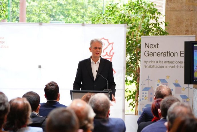El vicepresidente segundo y conseller de Vivienda y Arquitectura Bioclimática, Héctor Illueca, presenta las ayudas a rehabilitación de viviendas