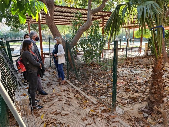 La concejal de Adelante Sevilla Eva Oliva, en el colegio Pablo Ruiz Picasso, en Pino Montano.