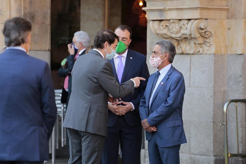 Archivo - (I-D) El presidente de la Junta de Castilla y León, Alfonso Fernández Mañueco; el presidente de Asturias, Adrián Barbón; y el presidente de Cantabria, Miguel Angel Revilla