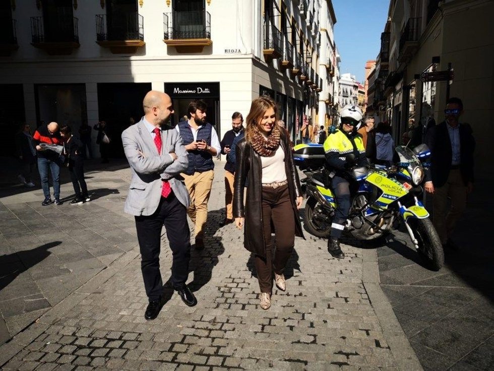 Los concejales de Vox en el Ayuntamiento de Sevilla, Gonzalo García de Polavieja y Cristina Peláez.