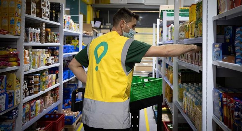 Archivo - Un rider de Glovo