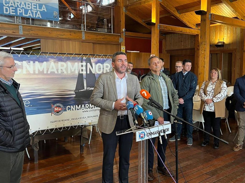 El Consejero Antonio Luengo Junto A Emilio María Dolores Y Ángel Pérez Ruzafa