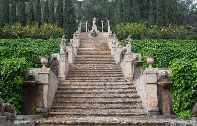 Archivo - Escaleras de los jardines de Raixa.