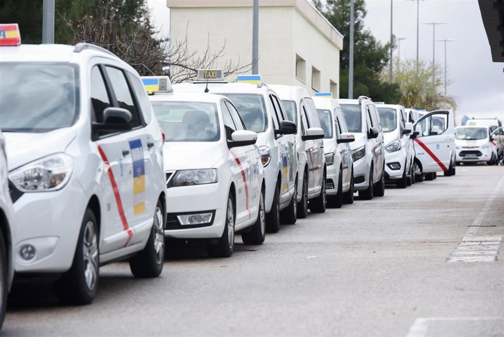 Archivo - Varios taxis en Madrid
