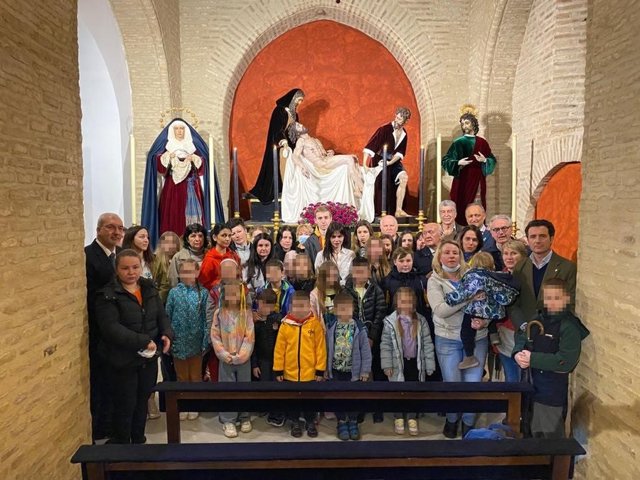 El primer grupo de refugiados ucranianos trasladados por Santa Marta, en la capilla de la hermandad en San Andrés.