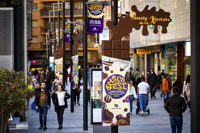 Gente paseando por Andorra la Vella esta Semana Santa
