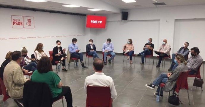 La secretaria de Sanidad del PSOE de Huelva, Lourdes Martín, en un encuentro con el sector sanitario.