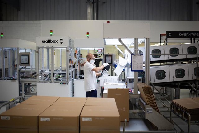 Un trabajador de Wallbox