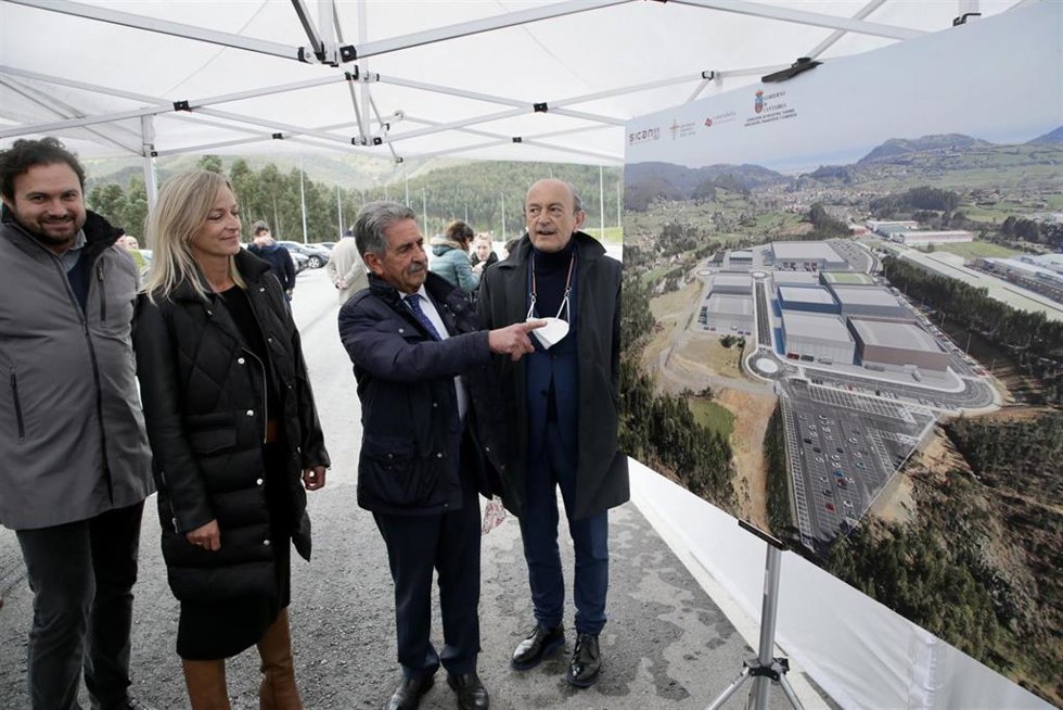 El presidente, Miguel Ángel Revilla; el consejero de Industria, Javier López Marcano; y la alcaldesa de Castro Urdiales, Susana Herrán, inauguran la ampliación del polígono El Vallegón
