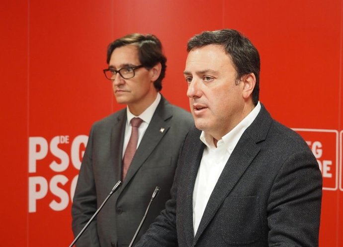 El secretario xeral del PSdeG, Valentín González Formoso, y el primer secretario del PSC, Salvador Illa, en una rueda de prensa en la sede del Partido Socialista de Galicia