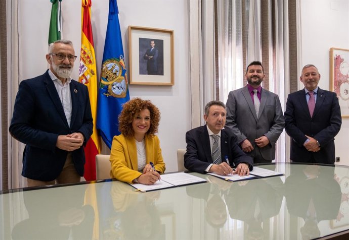 La presidenta de la Diputación de Huelva, María Eugenia Limón, y el delegado territorial de la Organización Nacional de Ciegos de España (ONCE) en Andalucía, Ceuta y Melilla, Cristóbal Martínez, han firmado un Protocolo General de Actuación.