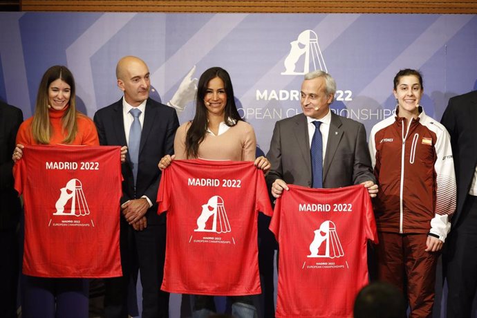 Sofía Miranda (Ayto. De Madrid), Andoni Azurmendi (FESBA), egoña Villacís (Vicealcaldesa de Madrid), Joao Matos (Fed. Europea) y la jugadora Carolina Marín, en la presentación del Europeo que acogerá Madrid del 25 al 30 de abril.