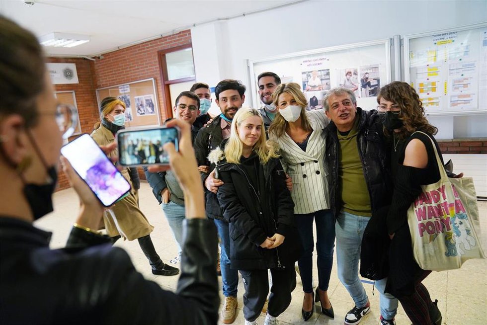 La vicepresidenta segunda y ministra de Trabajo y Economía Social, Yolanda Díaz, posa con alumnos antes de un encuentro en la Facultad de Ciencias Políticas de la Universidad de Santiago de Compostela (USC), a 20 de abril de 2022, en Santiago de Compost