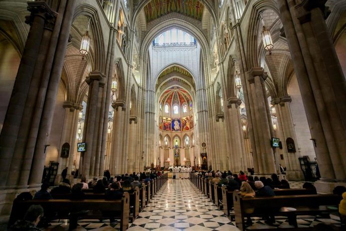 Archivo - Asistentes una mis en la Catedral de la Almudena.