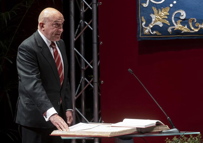 El consejero de la Presidencia de la Junta de Castilla y León, Jesús Julio Carnero, jura su cargo como consejero en la toma de posesión del Gobierno de la XI Legislatura de las Cortes de Castilla y León, en el auditorio Miguel Delibes de Valladolid.