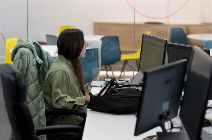 Una trabajadora sin mascarilla, el día en que ha entrado en vigor el decreto que pone fin al uso de la mascarilla en la mayoría de interiores