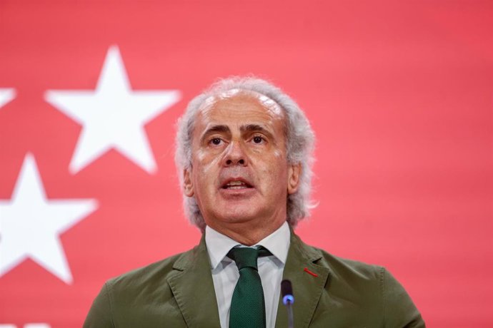 Archivo - El consejero de Sanidad de la Comunidad de Madrid, Enrique Ruiz Escudero (d), durante la rueda de prensa posterior a la reunión del Consejo de Gobierno en la Real Casa de Correos, a 21 de julio de 2021, en Madrid (España). Durante su comparece