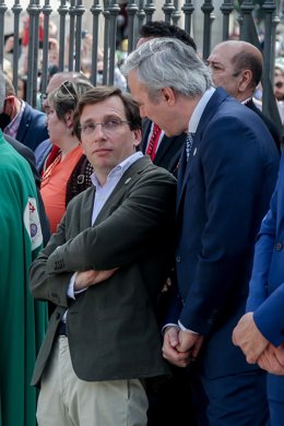 El alcalde de Madrid, José Luis Martínez-Almeida (i); y el alcalde de Zaragoza, Jorge Azcón (d); en la Plaza Mayor durante la tamborrada del Domingo de Resurrección, a 17 de abril de 2022, en Madrid (España).
