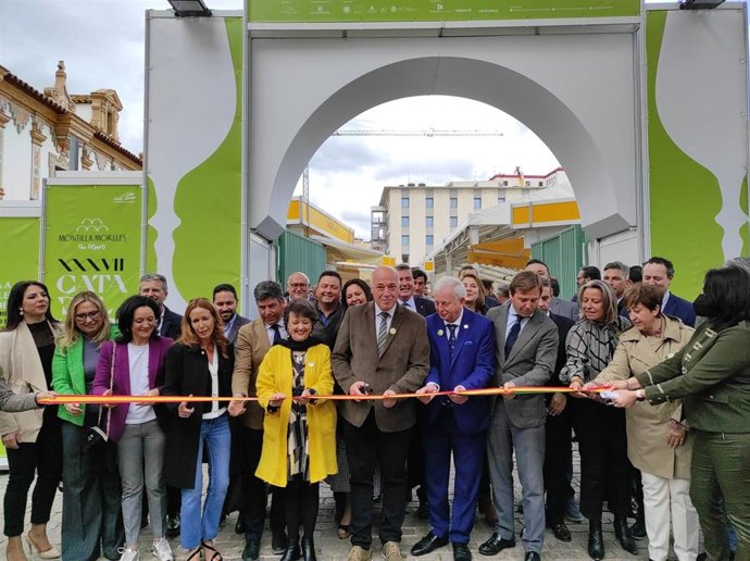El presidente de la Diputación de Córdoba, Antonio Ruiz (centro), corta la cinta inaugural de la Cata del Vino Montilla-Moriles.