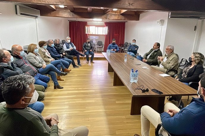 Reunión del presidente de la Diputación de Cáceres, Carlos Carlos, con alcaldes de Tierras de Granadilla para repasar los proyectos en marcha en la comarca