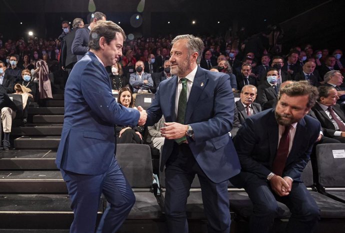 (I-D) El presidente de la Junta de Castilla y León, Alfonso Fernández Mañueco, saluda al presidente de las Cortes de Castilla y León, Carlos Pollán y el portavoz parlamentario de Vox.