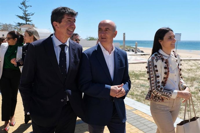 El vicepresidente de la Junta y consejero de Turismo, Regeneración, Justicia y Administración Local, Juan Marín, en su visita a La Antilla para conocer la reforma del paseo marítimo.