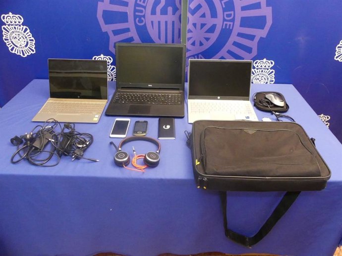 Material intervenido tras la detención del presunto autor del robo en la vivienda en Salamanca.