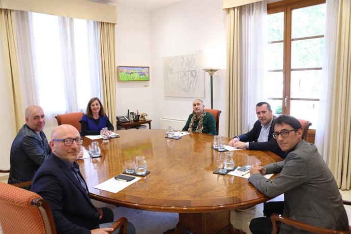 La presidenta del Govern, Francina Armengol, y el conseller de Modelo Económico, Turismo y Trabajo, Iago Negueruela, en una reunión con los secretarios generales estatales de los sindicatos CCOO y UGT, Unai Sordo y Pepe Álvarez.