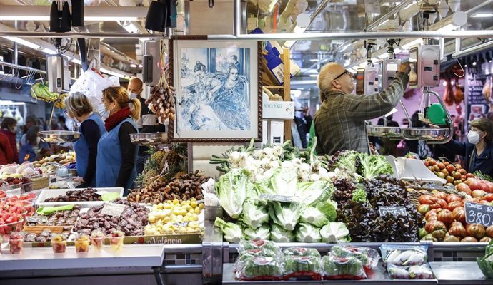 Vendedores, en el Mercado Central de Valncia, el día en que ha entrado en vigor el decreto que pone fin al uso de la mascarilla en la mayoría de interiores. 