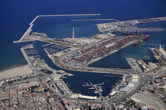 Archivo - Imagen aérea del puerto de Valncia.