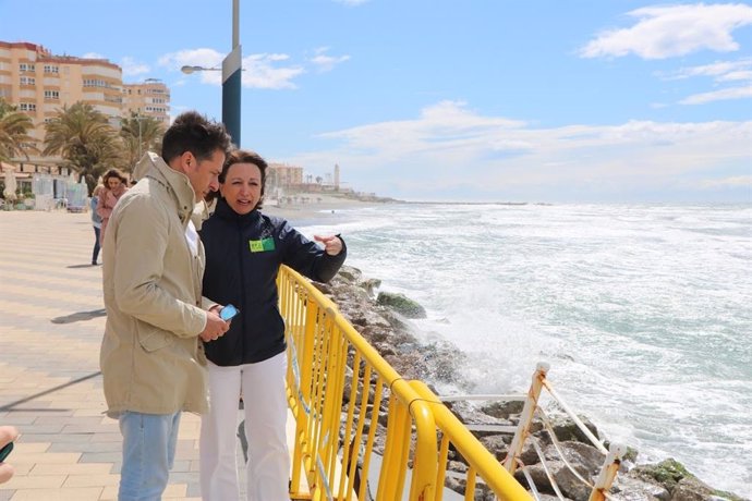 El alcalde de Torrox, Óscar Medina, y la delegada del Gobierno andaluz en Málaga, Patricia Navarro.