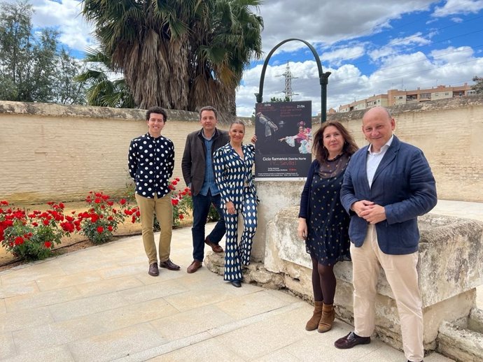 Barrionuevo con los artistas participantes en el ciclo flamenco 'Y Sevilla', en la Hacienda Miraflores.