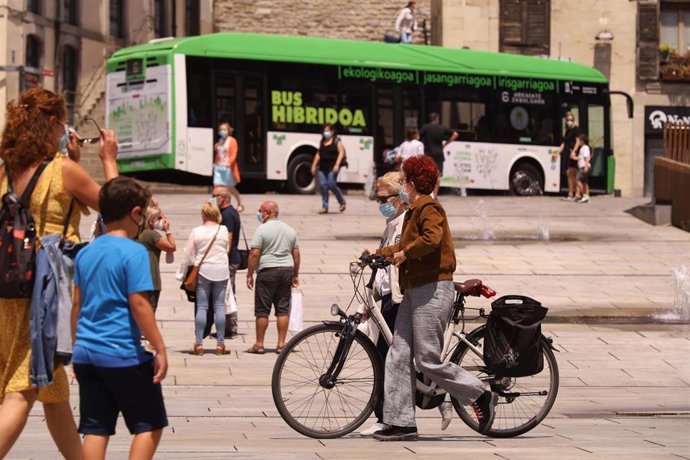 Archivo - Dos mujeres con mascarilla pasean en bicicleta por una céntrica calle de Vitoria-Gasteiz