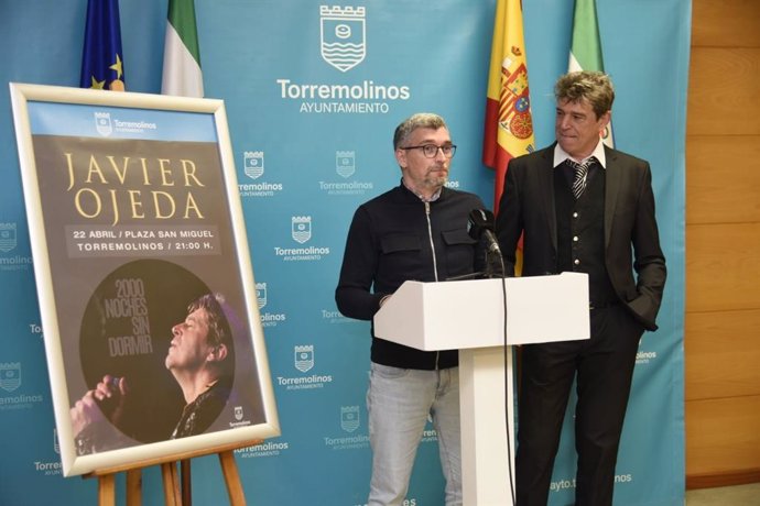 El concejal de Cultura del Ayuntamiento de Torremolinos, Francisco García Macías, y el cantante Javier Ojeda